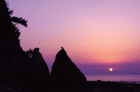 안면도 삼봉해수욕장에서 바라본 해넘이 풍경. 인파로 붐비지 않아 고즈넉이 일몰을 감상할 수 있다. 요즘에는 오후 6시쯤이면 바다가 붉게 물들기 시작한다. 안면도〓전영한기자