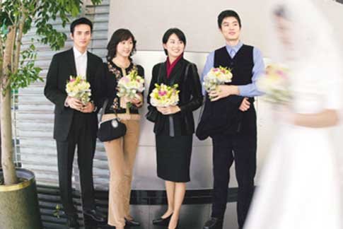 왼쪽 남성은 흰색 노타이셔츠로 세련된 분위기를 연출했고 오른쪽 남성은 선명한 파란색 셔츠에 네이비색 코듀로이 소재 슈트를 매치해 격식을 갖추면서도 캐주얼한 멋을 냈다. 왼쪽 여성은 베이지색 코듀로이 바지 위에 꽃무늬 자수가 놓인 검정재킷을 입었다. 오른쪽 여성은 벨벳과 가죽이 교차로 짜인 블랙 스커트 정장에 빨간색 스카프로 포인트를 줬다. 의상은 왼쪽부터 케네스콜, 랄트라모다, 이따리아나, 송지오옴므.