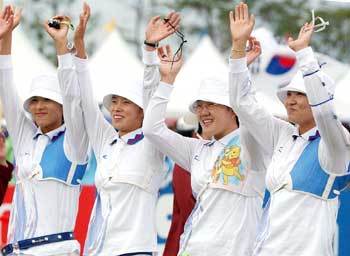 10일 오전 부산 강서 양궁장에서 한국선수들이 양궁 여자단체전에서 우승을 하고 손을 들어 환호를 하고 있다.원대연기자