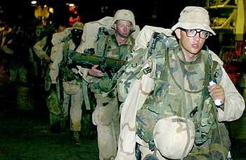 미 제11해병파견대 대원들이 쿠웨이트에 도착하고 있다. 이번 훈련은 이라크에 대한 국제사회의 무장해제 압력이 커지는 가운데 치러져 주목된다. - 덴버호AP연합