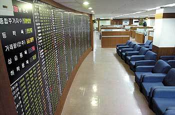 녹색으로 물든 전광판에 텅 빈 좌석들 - 전영한기자