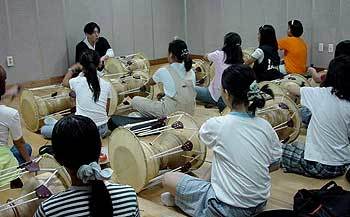 서울중요무형문화재 전수회관에서 어린이들이 장구와 민요를 배우고 있다. - 사진제공 한국문화재보호재단