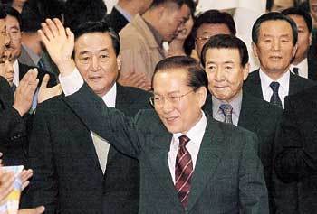 한나라당 이회창 대통령후보가 서울 여의도 당사에서 열린 청년선거대책위원회 발대식에 참가해 손을 흔들고 있다. - 서영수기자