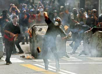 지난해 G8경제회담이 열린 이탈리아 제노바에서 경찰과 충돌한 세계화 반대 시위자들.-유윤종기자-