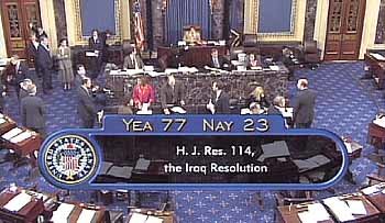 '찬성 77, 반대 23.' 이라크에 대한 대통령의 무력사용을 허용하는 결의안에 대한 미 상원의 투표결과가 11일 오전 의사당 비디오에 나타나 있다. - 미 의회워싱턴AP연합