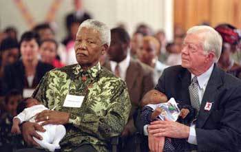 지미 카터 전 미국 대통령(오른쪽)이 올해 3월 넬슨 만델라 전 남아프리카공화국 대통령과 함께 아프리카의 에이즈 확산을 막기 위해 마련된 행사에 참석해 에이즈에 감염된 아기를 안고 있다.소웨토AP연합