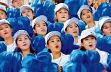 북한 ‘꽃미녀’ 응원단이 9월28일 창원 공설운동장에서 열린 북한-홍콩 축구경기 중에 화려한 응원을 펼치고 있다.