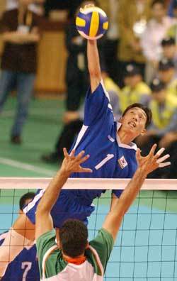 남자배구 결승전에서 한국의 간판스타 신진식이 이란의 블로킹 위로 타점높은 강스파이크를 터뜨리고 있다.부산〓이종승기자