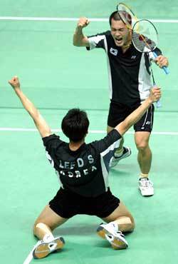 ‘이겼다’. 한국인 선수로는 남자복식에서 16년만에 정상에 오른 이동수(아래)와 유용성이 승리를 확정지은 뒤 주먹을 불끈 쥐며 환호하고 있다.[AP]