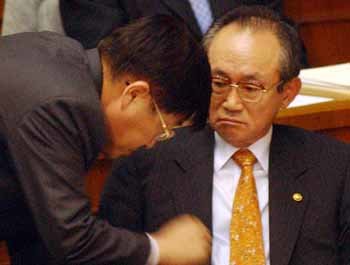 전윤철 경제부총리가 경제분야에 대한 의원들의 대정부질문 답변을 숙의하고 있다. - 연합