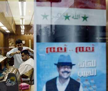 사담 후세인 이라크 대통령의 임기연장 투표를 이틀 앞둔 13일 바그다드의 한 이발소 유리문에 후세인 대통령의 선전 포스터가 붙어 있다. - 바그다드 게티이미지