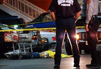 미국 버지니아주 경찰이 14일 한 여성이 총에 맞아 사망한 폴스처치 쇼핑센터 주차장 내 사건현장을 조사하고 있다. - 폴스처치AP연합