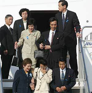 24년만에 고국 땅을 밟은 피랍 일본인 5명이 15일 오후 하네다 공항에 도착, 전용기 트랩을 내려서고 있다. - 아사히신문 사진