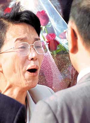 78년 일본 후쿠이현에서 북한으로 납치됐던 하마모토 후키에(가운데)가 15일 도쿄 국제공항에 내려 24년 만에 가족들과 재회, 감격의 눈물을 보이고 있다. - 도쿄AP연합