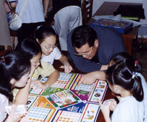 어린이 경제교육 캠프에 참가한 초등학생들이 화폐의 흐름을 이해하기 위한 ‘캐시 플로’ 게임을 하고 있다. -사진제공 어린이경제신문