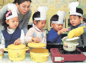 서울 양천구 목동 수영유치원 원생들이 교사와 함께 식당에서 음식을 만드는 역할극 놀이를 하고 있다.-박영대기자