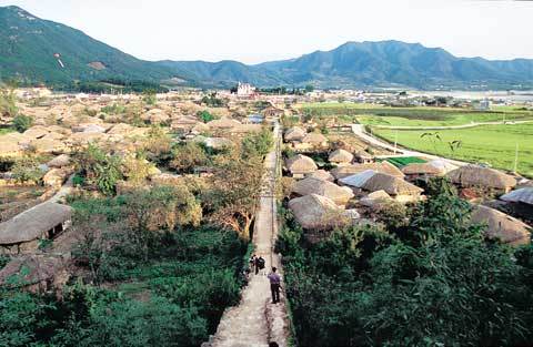 옛 성에 올라 내려다 본 초가지붕의 읍성 안 마을과 누런 벼가 황금물결을 이루는 낙안 들판. 낙안읍성은 보여주기 위한 민속촌과 달리 주민이 생활을 하는 살아 숨쉬는 민속박물관 같은 마을이다.-조성하기자-