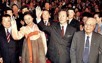정몽준 의원(왼쪽에서 세번째) 부부가 '국민통합 21' 창당 발기인대회장으로 들어서며 지지자들에게 손을 흔들어보이고 있다. 정 의원 오른쪽이 이날 발기위원장으로 선출된 유창순 전 국무총리. - 박경모기자