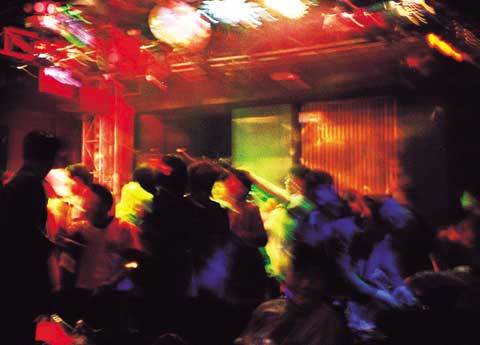 ‘돈텔마마’의 플로어에서 음악에 맞춰 춤을 추는 30대 이상의 남녀손님들. 평일 자정이 넘은 시간에도 발디딜 틈 없을 정도로 붐빈다.-신원건기자-