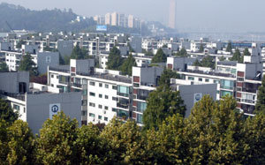 서울 서초구 반포저밀도지구의 개발기본계획이 이르면 이달 말 확정될 것으로 보여 이 지역의 재건축이 본 궤도에 오를 전망이다.-원대연기자