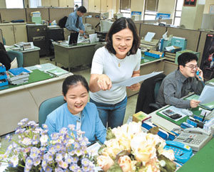 GM대우차가 공식 출범한 17일 서울 중구 GM대우차 서울 사무소 직원들이 밝은 표정으로 일을 하고 있다.-안철민기자