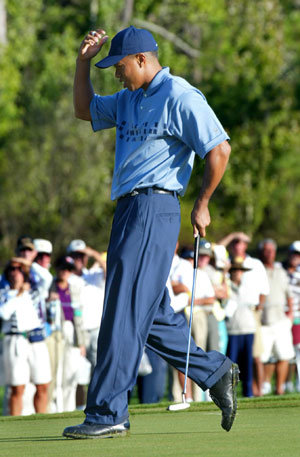 ‘좋은 기회였는데….’ 타이거 우즈가 2002디즈니클래식 1라운드 11번홀에서 이글퍼팅을 놓친 뒤 아쉬운 듯 오른손을 머리 위로 들어올리고 있다.-레이크부에나비스타로이터연합