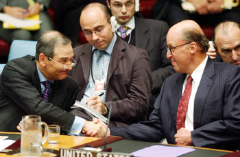 안보리 美-英 “잘해봅시다”  제레미 그린스톡 유엔주재 영국 대사(왼쪽)와 존 네그로폰테 유엔주재 미국대사가 17일 안전보장이사회 회의장에서 만나 악수하고 있다. 영국은 이라크에 대한 유엔 결의안에 무력사용 가능성을 포함시키자는 미국의 주장에 동조해왔다.