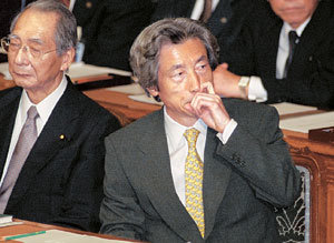 [고이즈미 “강경대응”]18일 열린 임시국회에 참석, 정책기조 발표에 앞서 코를 긁고있는 고이즈미 준이치로 일본총리(오른쪽). 고이즈미 총리는 이날 일본 금융권의 부실채권 처리방침과 북핵 긴장해소를 위한 강경한 대응방침을 표명했다.-도쿄AP외신