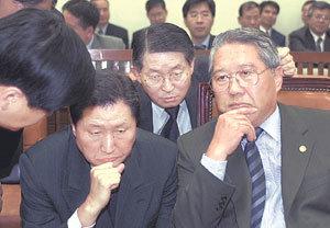 [심각] 18일 국회 통일외교통상위원회에서 한나라당 의원들이 북한의 핵개발 프로그램을 놓고 정부 대책을 추궁하자 최성홍 외교통상부 장관(오른쪽)과 이태식 차관보가 심각한 표정을 짓고 있다.-박경모기자