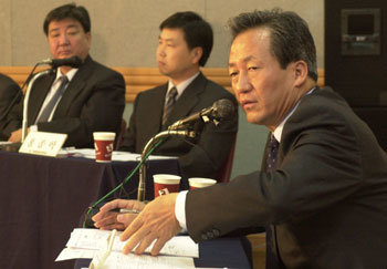 정몽준 의원(오른쪽)이 18일 4·19혁명기념도서관에서 열린 경실련 주최 토론회에 참석해 패널리스트들의 질문에 답하고 있다.-서영수기자