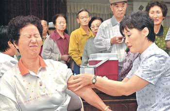 노약자가 독감에 걸리면 합병증으로 생명이 위태로울 수 있으므로 매년 예방 백신을 맞아야 한다. 서울의 한 보건소에서 할머니가 독감 백신을 맞는 모습을 다른 노인들이 안쓰럽게 지켜보고 있다.