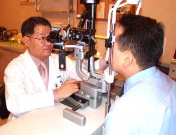 날파리증이 생긴 환자는 병원에서 눈 안의 구조를 볼 수 있는 안저검사를 통해 원인 질환을 알 수 있다.사진제공 삼성서울병원