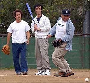 4반세기만에 고향을 찾은 하스이케 가오루(가운데)가 일본 가시와자키에서 중학생 시절의 친구들과 함께 야구를 하며 활짝 웃고 있다. - 가시와자키AP연합