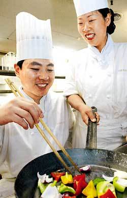 최고의 요리사를 꿈꾸는 인동익(왼쪽) 김수정씨 부부 - 원대연기자
