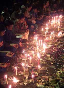 인도네시아 발리섬 주민들이 폭탄테러가 발생한 쿠타 해변의 사건 현장에서 촛불을 켜놓고 추모의식을 갖고 있다. - 쿠타(인도네시아)로이터연합