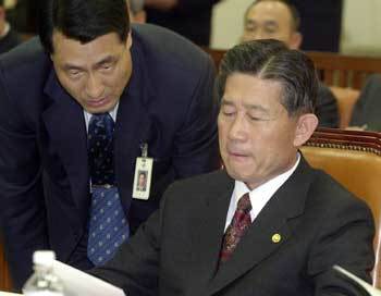 21일 국회 국방위에 출석한 이준 국방부장관(오른쪽)이 보좌관과 답변 내용을 협의하고 있다. - 박경모기자