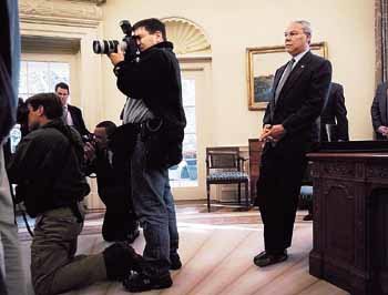 콜린 파월 미 국무장관(오른쪽)이 조지 W 부시 대통령의 기자회견 장면을 유심히 지켜보고 있다. - 워싱턴AP연합