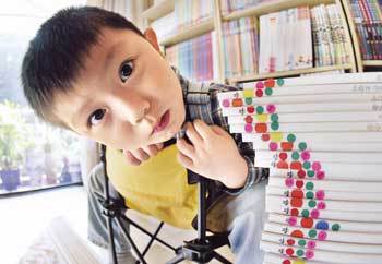 “나의 천적은 햄스터다. 햄스터는 나에게 알레르기를 일으키니까”라고 말하는 황하선군(6). 그의 옆에 쌓인 책에는 ‘독파’할 때마다 하나둘씩 붙여놓은 스티커가 눈에 띈다./신석교기자