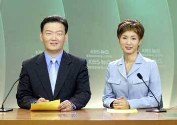 28일 신설되는 KBS 2 ‘뉴스 8’의 진행자 민경욱(왼쪽)기자와 황정민 아나운서. 사진제공 KBS