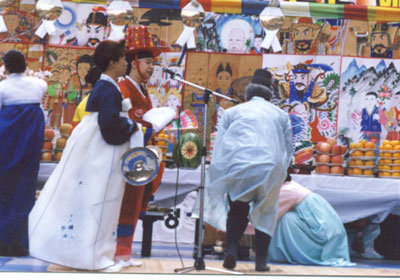 인천 연안부두에서 29일 문화예술공연과 수산물을 싸게 파는 축제한마당이 펼쳐진다. 지난해 10월 처음 열린 이 축제에서 풍어제가 열렸다.