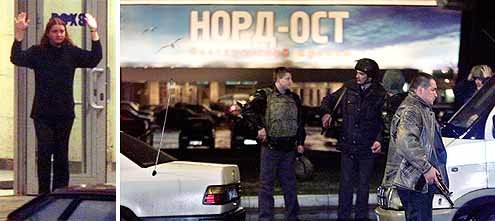 인질로 잡혀있다 풀려나 두 손을 올린 채 극장 밖으로 나오고 있는 한 여성(왼쪽)과 극장 밖에서 심각한 표정으로 대치하고 있는 러시아 경찰들. - 모스크바AP연합