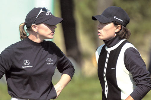 ‘무슨 얘기일까.’ CJ나인브릿지클래식에서 같은 조에 편성된 세계랭킹 1위 아니카 소렌스탐(왼쪽)과 2위 박세리가 3번홀 라운딩 도중 이야기를 나누고 있다.-제주연합