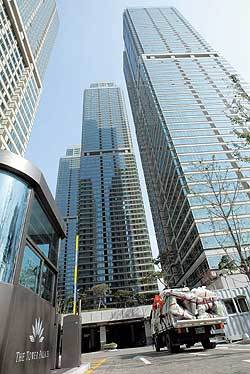 국내 최고층 주거공간인 서울 강남구 도곡동의 주상복합아파트 '타워팰리스' 입주가 25일 시작됐다. - 변영욱기자