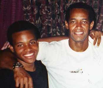 존 앨런 무하마드(오른쪽)가 양아들 리 말보와 함께 찍은 사진. - 배이턴 루즈AP연합