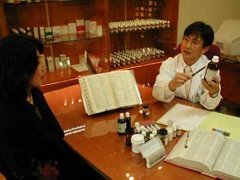 가천의대 길병원 통합의료센터 이성재 교수가 환자에게 자연치료법에 대해 상담해 주고 있다. 이 교수가 손에 들고 있는 것이 자연치료 약제가 담긴 병./사진제공 가천의대 길병원