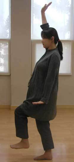 사지(四肢)운동〓두 발은 어깨 너비만큼 벌리고 먼저 오른팔을 머리 옆에서 위로 곧게 쳐들고 왼 다리를 앞으로 들어서 90도로 굽힌다. 반대로 왼팔을 머리 옆에서 위로 곧게 쳐들고 오른쪽 다리를 앞으로 들어서 90도로 굽힌다.혈액순환과 신진대사를 촉진한다.