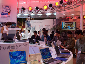 일본 도쿄에서 열린 ‘WPC 엑스포2002’에서 관람객들이 무선랜 기능을 갖춘 노트북컴퓨터로 인터넷 검색을 하고 있다.-김태한기자