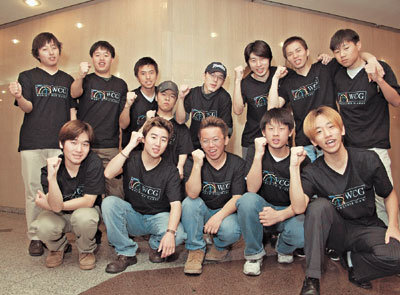 ‘월드사이버게임즈(WCG)2002’에 참가할 한국 대표선수 16명이 28일 대전엑스포 아트홀에서 열릴 개막식에 앞서 우승을 다짐하고 있다. 윗줄 오른쪽 세번째가 지난해 스타크래프트 우승자인 임요환 선수.-사진제공 WCG운영위원회