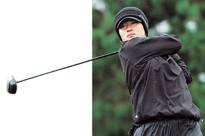 유일한 언더파 스코어로 시즌 5승째를 오린 박세리가 3번 홀에서 제주도의 강풍을 뚫고 강력한 드라이브 샷을 날리고 있다. -사진제공 스포츠투데이