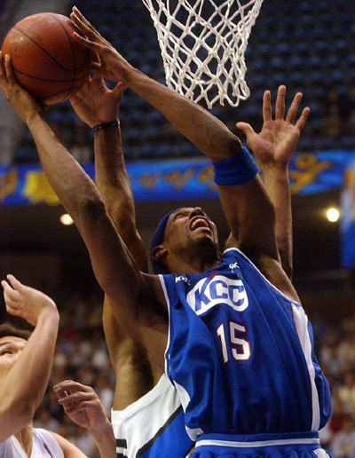 KCC의 용병 벤 퍼킨스(15번)가 삼성 서장훈(왼쪽)에 앞서 리바운드볼을 잡아내고 있다.